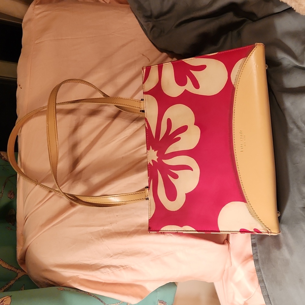 KATE SPADE RED AND WHITE HAWAIIAN PRINT HANDBAG..